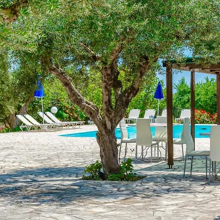 Villa Mikri Poli *